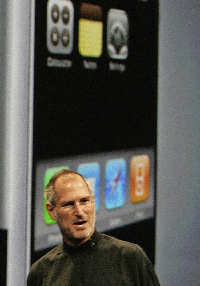 Steve Jobs prsentiert 2007 das erste iPhone   | Foto: dpa