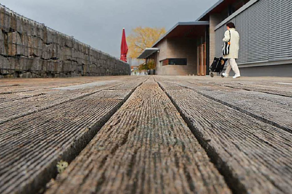 Ärgerlich: Die Dielen rund um das Kultur- und Bürgerhaus in Denzlingen müssen saniert werden. (Foto: Kathrin Blum) Ärgerlich: Die Dielen rund um das Kultur- und Bürgerhaus in Denzlingen müssen saniert werden. (Foto: Kathrin Blum)
