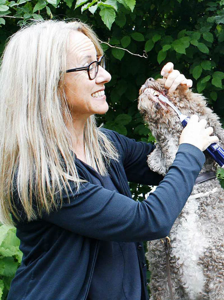 Mit Ultraschall wurden die Zhne von Hunden in Denzlingen geputzt. Apothekerin Nicola Kellner veranstaltete dazu einen entsprechenden Vortrag.