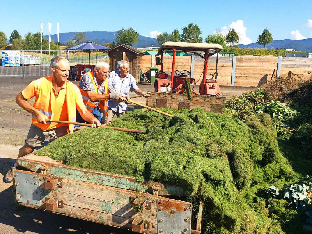 Die Mitarbeiter des neuen Grnschnittsammelplatzes  am Mattstein helfen einem Brger beim Abladen des gemhten Rasens.