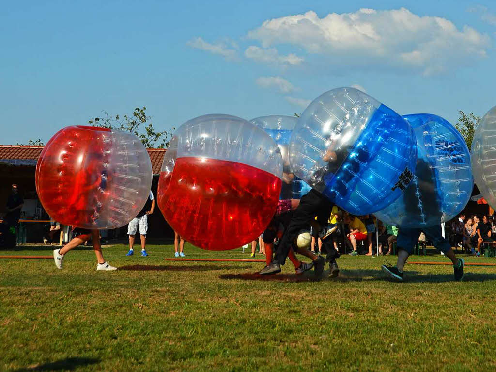 Ran an den Ball: Auf dem Tauziehplatz haben sich im September  Guggemusiker und Znfte  zum 1.  Bubblesoccer-Turnier der Blchdngler eingefunden.