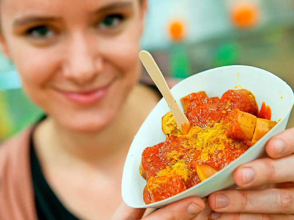 Sieht aus wie Currywurst, schmeckt wie... mehr Wurst heien: Vegane Currywurst.  | Foto: dpa