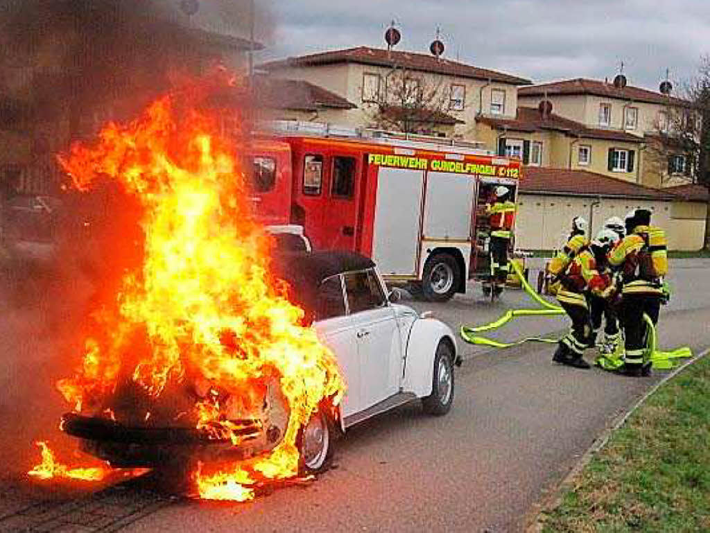 Wegen eines   technischen Defekts gert ein VW-Kfer in Gundelfingen in Flammen und muss von der Feuerwehr gelscht werden.