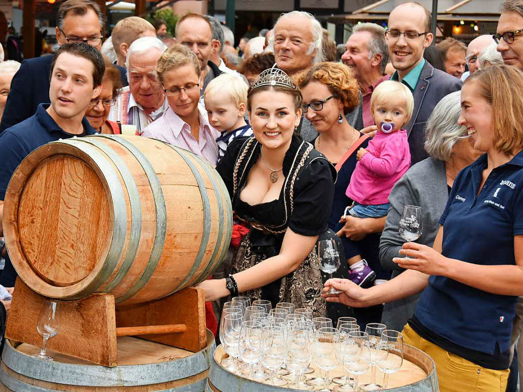 Erfolgreicher Fassanstich beim Gundelfinger Weinzauber mit der Glottertler Weinprinzessin Bianka Herbstritt.