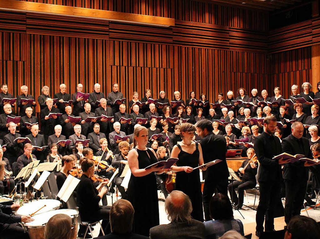 Mit Musik auf Kriegswirren antworten: Monumentalkonzert des Cantemus Chors mit mehr als 100 Mitwirkenden in der voll besetzten Festhalle in Gundelfingen.