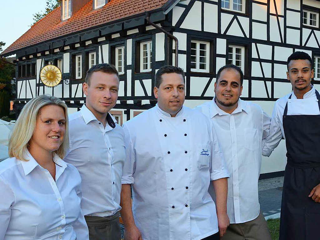 Der neue Sonne-Pchter Daniel Zitzelsberger (Mitte) startet mit einem kleinen Fest den Gasthausbetrieb in Wildtal.