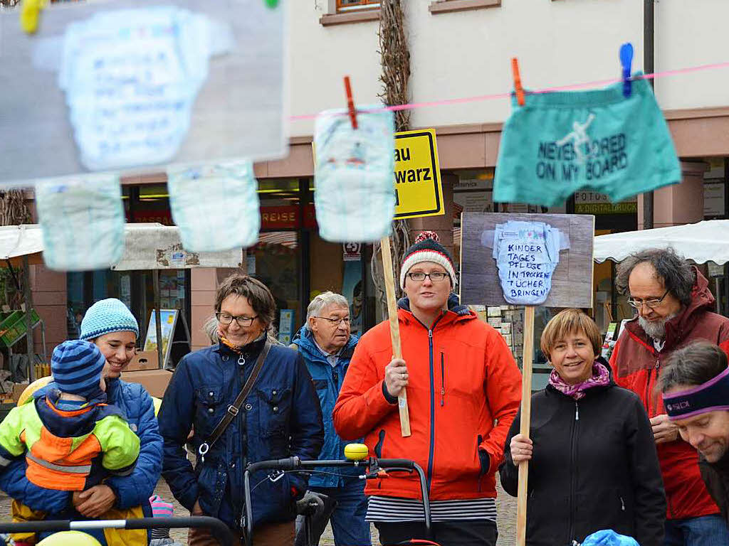 Gundelfinger Tageseltern demonstrieren   gegen mgliche finanzielle Krzung fr  Qualifizierung.