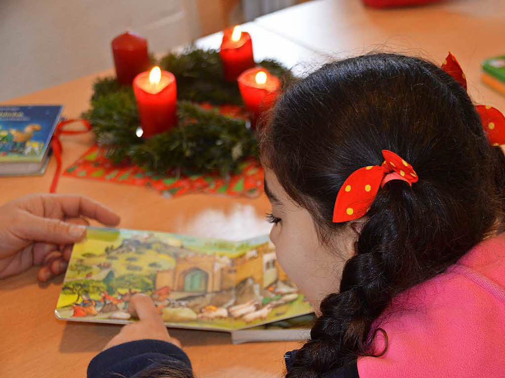 An der Johann-Peter-Hebel-Grundschule lernen Flchtlingskinder mehr ber das Weihnachtsfest kennen.