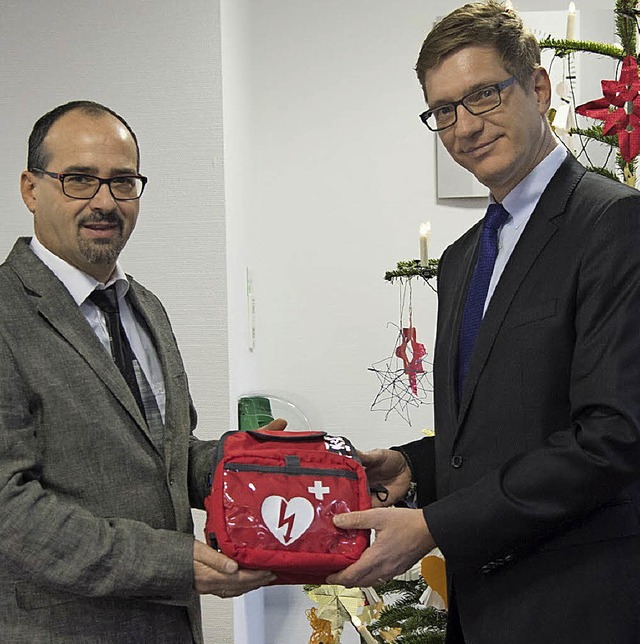 Einen Defibrillator bergibt  Joachim ... Christoph Greiner von der Volksbank.   | Foto: Mnch