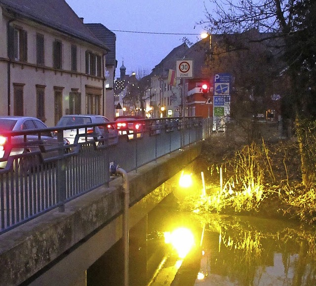 BESCHAULICHE Ruhe neben hektischer Bet...enommen an der Elzbrcke in Kenzingen.  | Foto: Reiner Merz