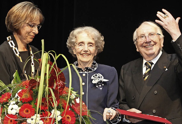 OB Schreiner  zeichnete Maria und Geor...bene mit dem Ehrenring der Stadt aus.   | Foto: Ch. Breithaupt