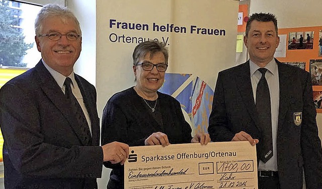 Scheckbergabe in Offenburg (von links...n,  und Guido Haffner vom Polizeichor   | Foto: privat