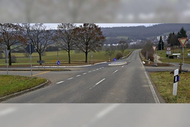 Auf die neue Straenmarkierung folgt jetzt noch die Beschilderung