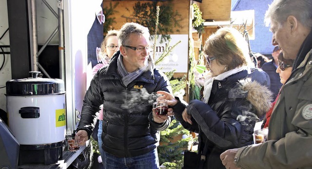 Heier Glhwein, der an einem kalten W...chluchsee an die ersten Besucher aus.   | Foto: HTG