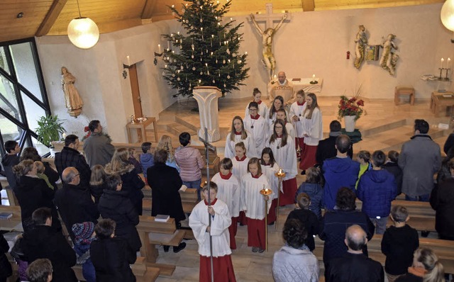 Pfarrer Heinz Vogel mit Ministranten beim Auszug aus St. Martin   | Foto: hbl