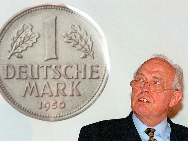 Hans Tietmeyer 1998 vor einem berdimensional groen Abbild der D-Mark   | Foto: dpa