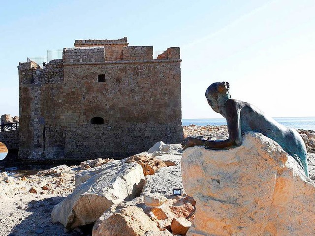 Das Kastell von Phaos mit der Statue d...an der sdwestlichste Spitze Zyperns.   | Foto: dpa