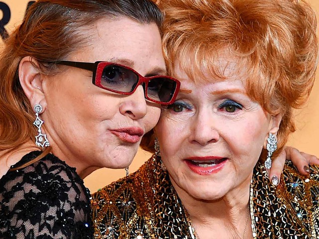 Carrie Fisher (links) starb am Diensta...re Mutter Debbie Reynolds am Mittwoch.  | Foto: AFP