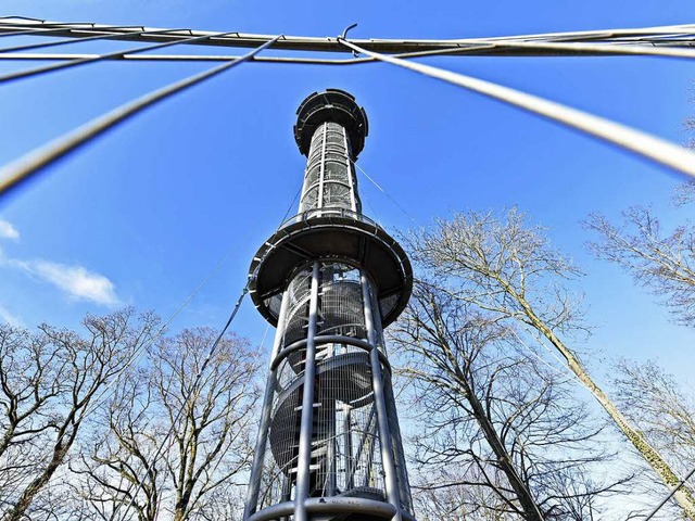 Ende Mrz sollen die Stahlsttzen am Schlossbergturm montiert sein.  | Foto: Michael Bamberger
