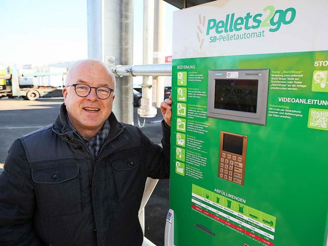 Harald Gnther setzt auf seinen neuen Pellet-Automaten.  | Foto: Christoph Breithaupt
