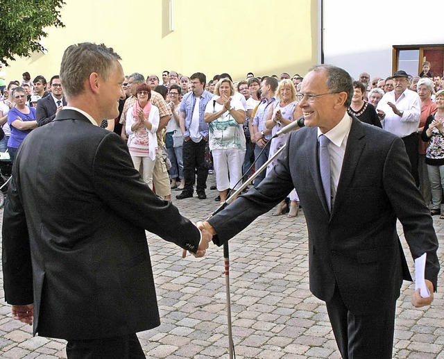 Ferdinand Burger (links) wird in Juni ...rzichtete,  gratuliert zum Wahlerfolg.  | Foto: Archivfoto: Martin Wendel