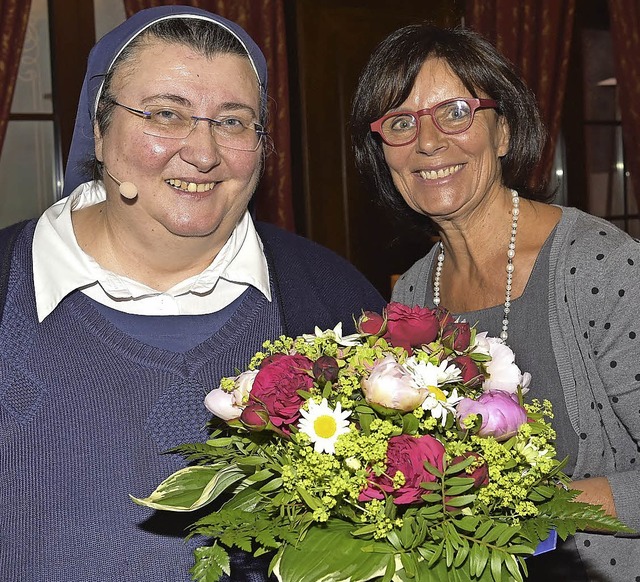Schwester Teresa (links,   mit  Marian...wurde auf der Bhne zum Energiebndel.  | Foto: Europa-Park
