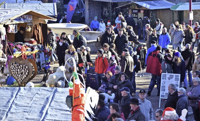 Gute Stimmung auf dem Wintermarkt  Schluchsee. Die Besucher genossen die Sonne.   | Foto: Evamarie Kurfess