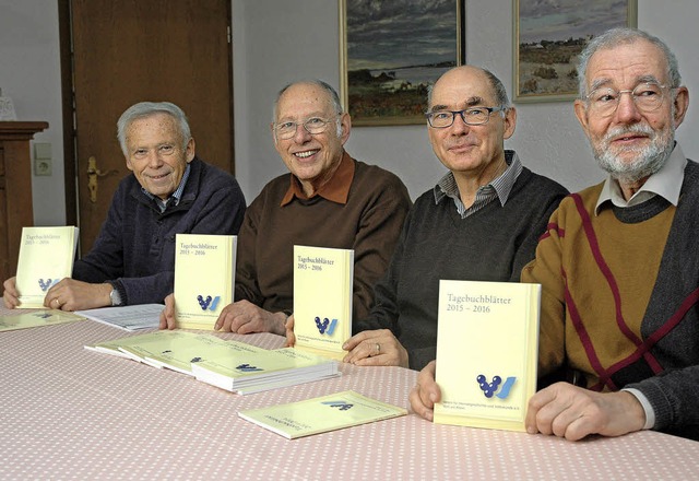 Die Vorstandsmitglieder Heinz Kasper, ...neue Ausgabe der Tagebuchbltter vor.   | Foto: Ounas-Krusel