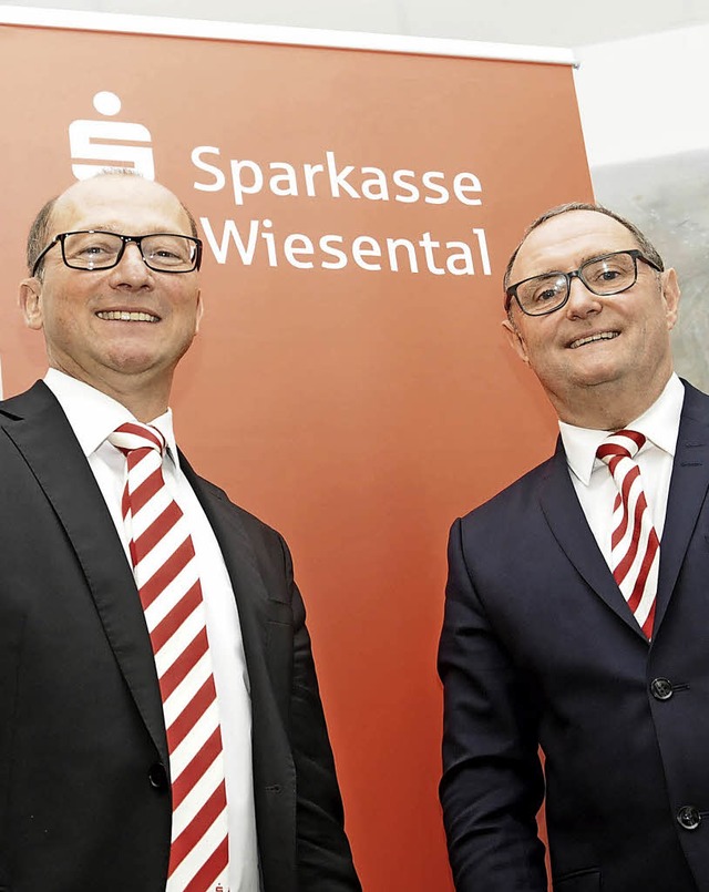 Sparkasse Wiesental heit das neue Gel...r Mller, links Vorstand Georg ckert.  | Foto: Bergmann/Hnig