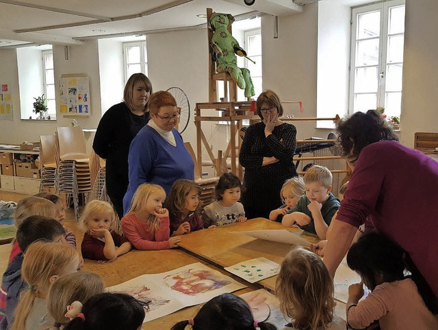 Die Kinder setzen im Elztalmuseum das ...lung im Gesehene Kreativ in Farbe um.   | Foto: Stadt Waldkirch