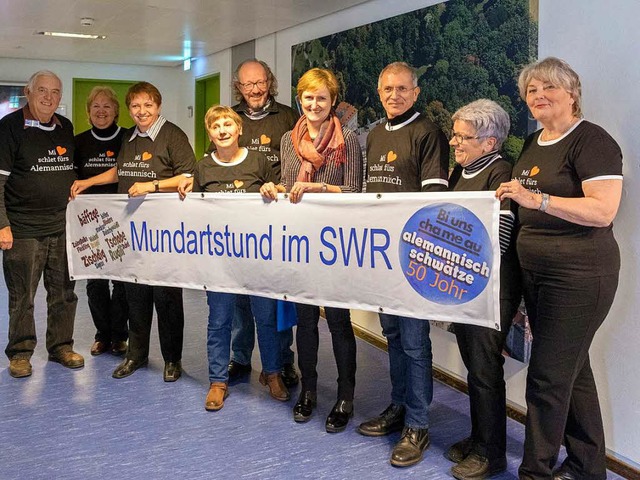 Stefanie Schneider (Mitte), Direktorin...r Muettersproch-Gsellschaft entgegen.   | Foto: Ari Nahor