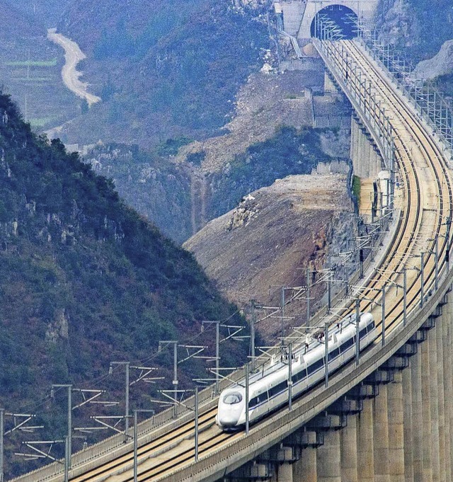 Schnellzug auf der Shuitongmuzhai-Brcke in Sdwest-China.   | Foto: DPA