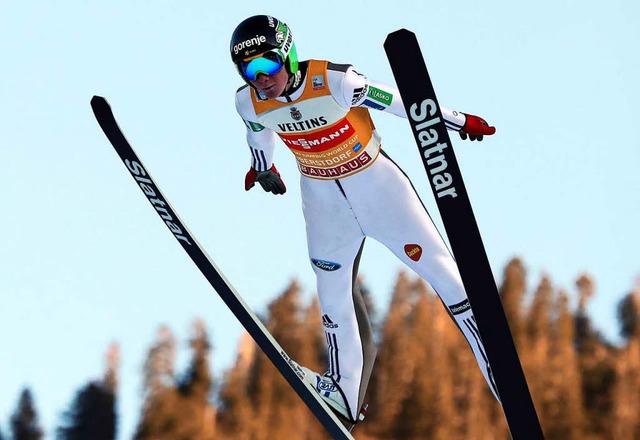 Der Slowene Domen Prevc bei der Vierschanzentournee in Oberstdorf.  | Foto: dpa