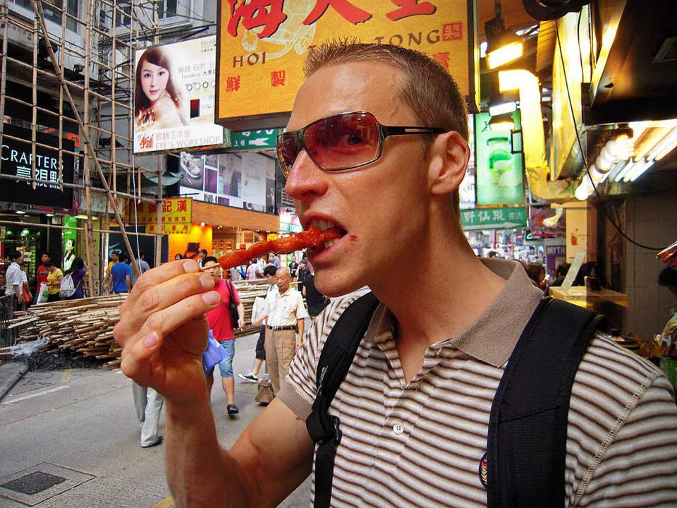 Moritz Killian beim Essen probieren in Hongkong.  | Foto: Moritz Killian