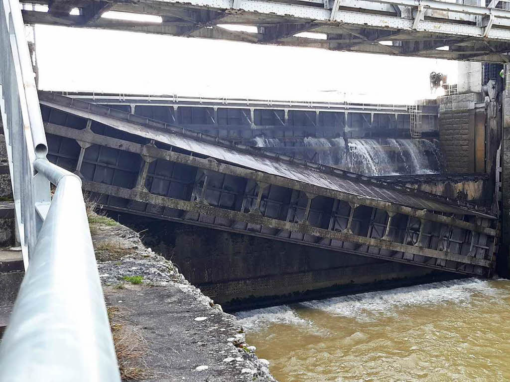 Das Stauwehr bei Mrkt erleidet im Februar ber Nacht einen Defekt. Das Wasser fliet unkontrolliert in den Altrhein.