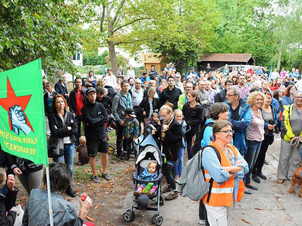 Die Abschlusskundgebung des Sternmarsches gegen Auslnderfeindlichkeit und fr ein gemeinsames Miteinander am 17. September verfolgen in Friedlingen mehrere Hundert Teilnehmer.