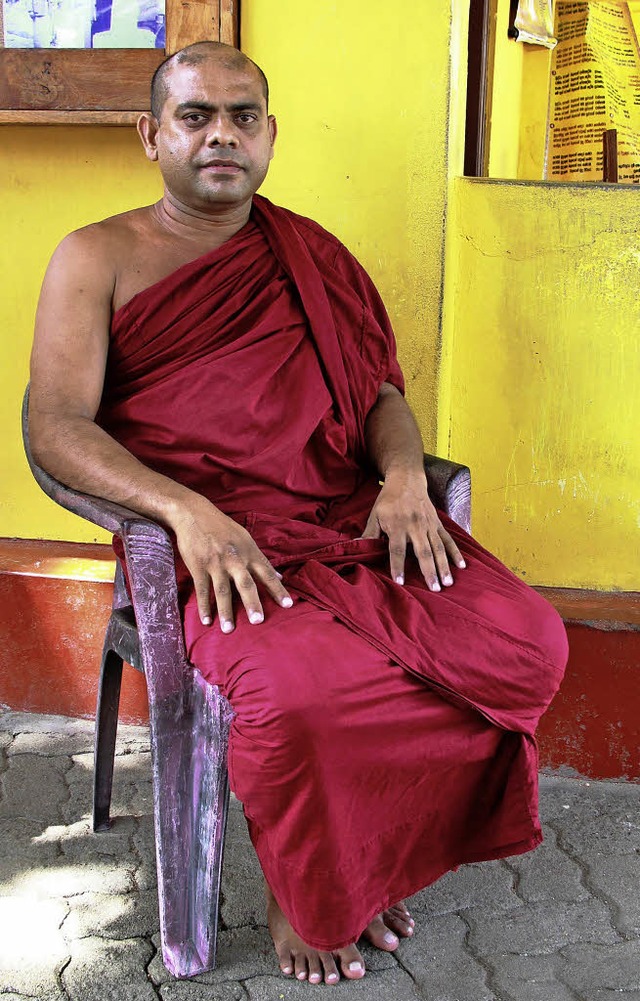 Hter des Heiligtums Nagadeepa Purana ...:  der buddhistische Mnch Ariyakitthi  | Foto: dpa-tmn