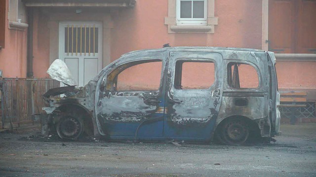 Das Polizeifahrzeg der Gendarmerie brannte vllig aus.  | Foto: Patrick Kerber