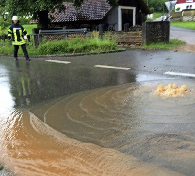 Weitenaus Straen stehen im Juni nach heftigen Regenfllen unter Wasser.  | Foto: rbr