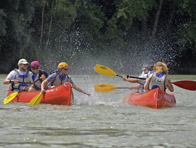 Der Sommer am Hochrhein lud auch zu Wasserschlachten ein.   | Foto: Held