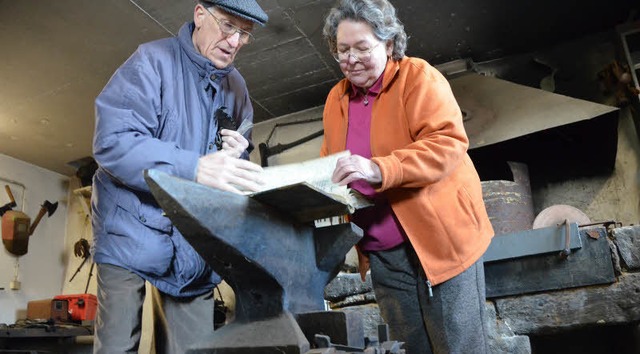 Paula Pusch und Ewald Kaiser betrachte...all erhitzt und formbar gemacht wurde.  | Foto: Ralf H. Dorweiler