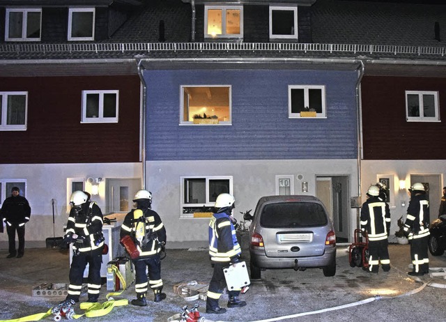 Die Splmaschine in einem Reihenhaus i...er und ihre drei Kinder vor dem Feuer.  | Foto: Martin Ganz