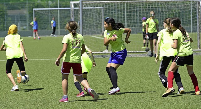 Bei &#8222;Kick for girls&#8220; spiel...sich schwer, Sportangebote anzunehmen.  | Foto: Ingo Schneider