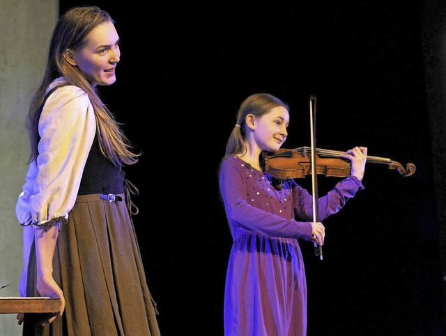 Alma Deutscher (rechts) spielt Violine, es singt Theresa Krgl   | Foto: dpa