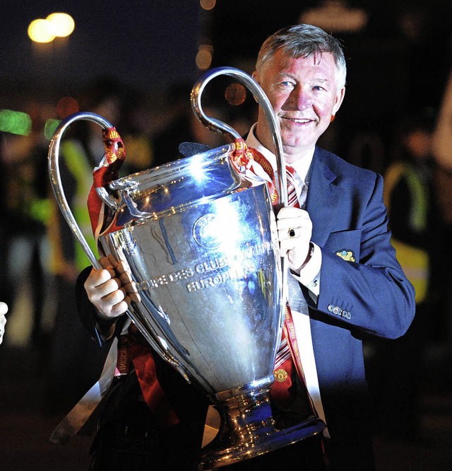 Sir Alex Ferguson 2008 mit dem Champions-League-Henkelpott  | Foto: AFP