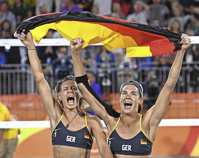 Ihr grter Moment im Sport: Laura Lud... Kira Walkenhorst sind Olympiasieger.   | Foto: dpa