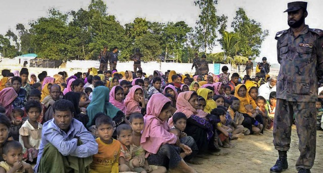 Rohingya-Flchtlinge  drngen sich an der Grenze zu Bangladesch.  | Foto: AFP