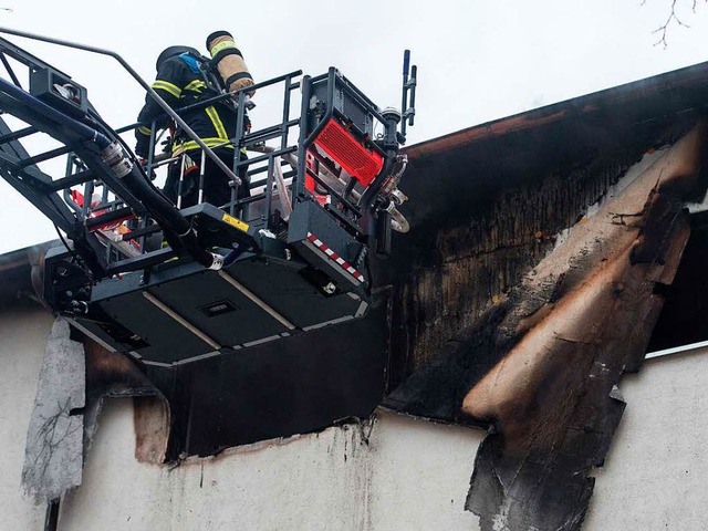 Eine Wohnung in einem Mehrfamilienhaus...en die Bewohner unverletzt evakuieren.  | Foto: Patrick Seeger