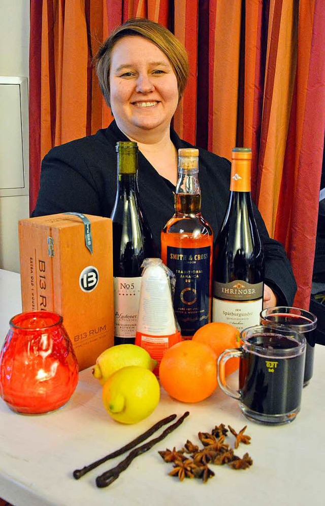 Wein, Zuckerhut, Orangen und mehr: Eva...t den Zutaten fr die Feuerzangenbowle  | Foto: Michael Bamberger