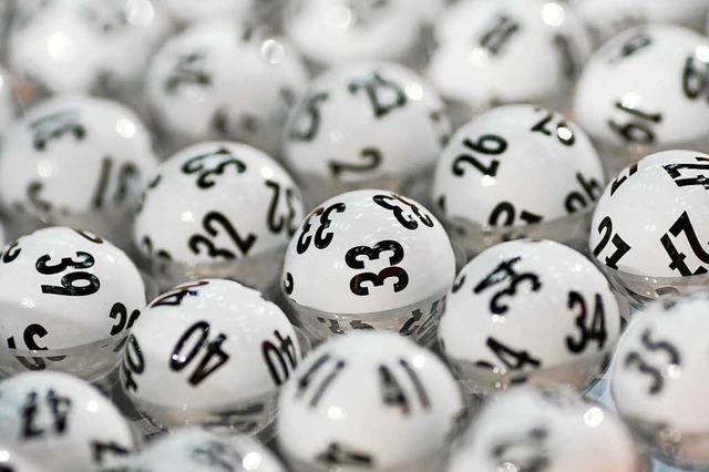 Eine Lotto-Spielerin oder ein Lotto-Sp...017 beginnt sie oder er als Millionr.  | Foto: dpa